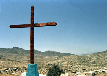 En el desierto, por los accidentados del la carretera.