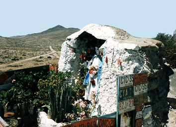 Monumento funerario por la memoria de los accidentados de la carretera.